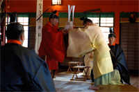 甘葛をお供えする甘葛大夫
